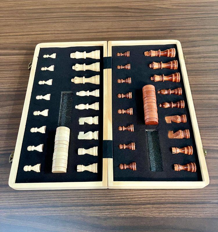 Piezas de ajedrez en estuche